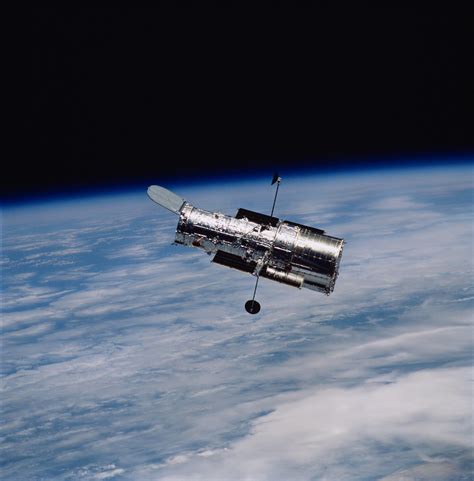 Hubble Space Telescope | Backdropped by the horizon of Earth… | Flickr
