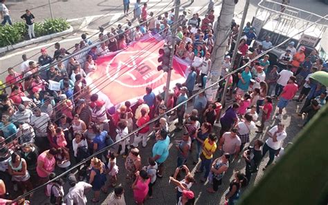 Grupo faz protesto por moradia e manifestantes tentam invadir Câmara