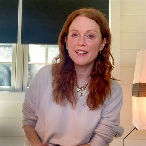 Teaghlaigh Julianne Moore Julianne Moore And Tilda Swinton Hold Hands As