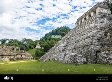 Templo De Las Inscripciones Y El Palacio En Ruinas Mayas De Palenque