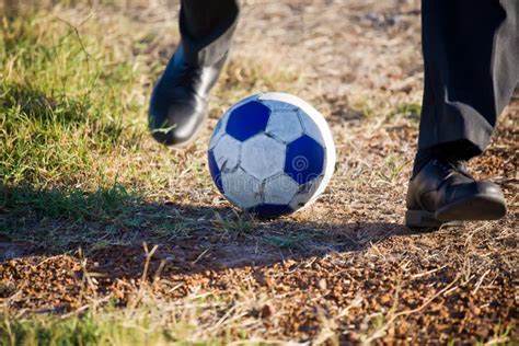 Adolescente Que Retrocede A Esfera De Futebol Imagem De Stock Imagem