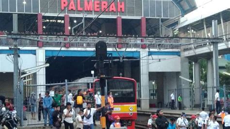 Foto Ricuh Di Belakang Dpr Krl Commuter Line Tertahan Di Stasiun Palmerah