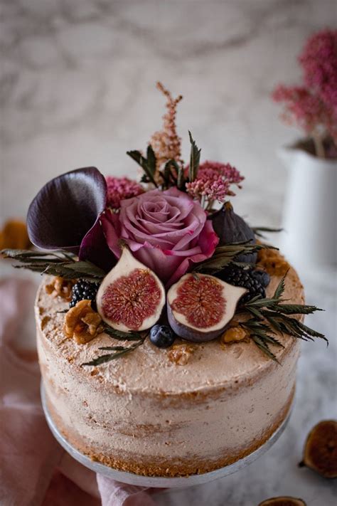 Herbstliche Naked Walnuss Karamelltorte Mit Waldbeeren Kuchen Und