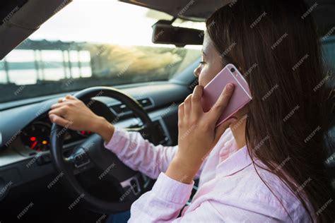 Mulher Falando No Celular Dirigindo O Carro Foto Grátis