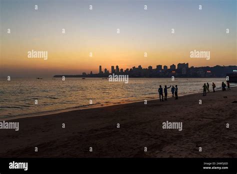 Sunset on Chowpatty beach in Mumbai. India Stock Photo - Alamy