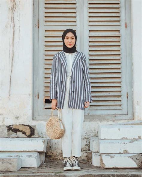 Mix And Match Outfit Monochrome Dan Hijab Ala Inas Rana