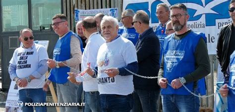 Protesta Sappe A Taranto Agenti Incatenati E Copie Tesserini Bruciate