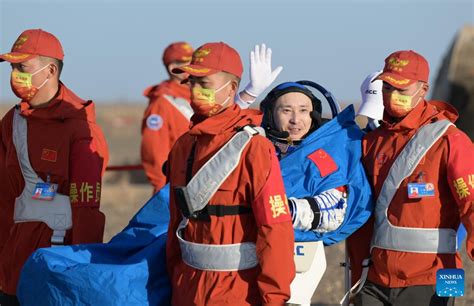 Astronautas De Shenzhou Salen De C Psula De Retorno Spanish