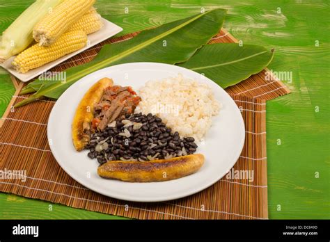 Pabellon Criollo Venezuelan food Stock Photo - Alamy