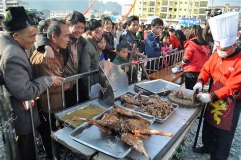 Chinese Chef Roasts 136 Goats At A Time 22 Pics