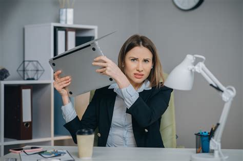 Premium Photo Stressed Businesswoman Annoyed Using Laptop Angry