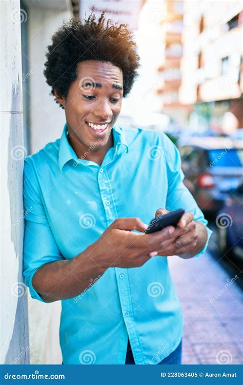 Joven Y Guapo Hombre Afroamericano Vestido Con Ropa Informal Sonriendo