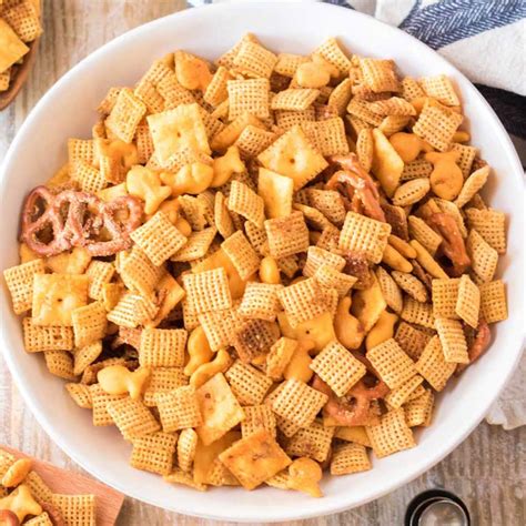 Easy To Make Cheesy Chex Mix Easy Appetizers