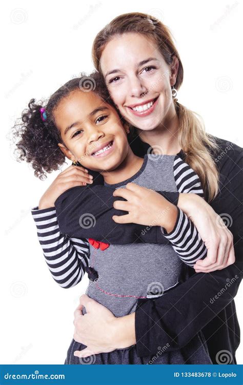 Un Retrato De La Familia Africana Alegre Feliz Aislada En El Fondo