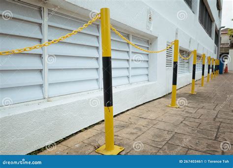 Anti Vehicle Parking Barrier Poles With Yellow Chain To Prevent