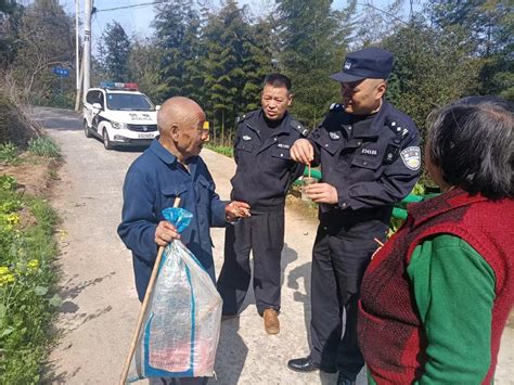 七旬老人意外摔倒路边民警暖心递糖水并送其回家新浪新闻