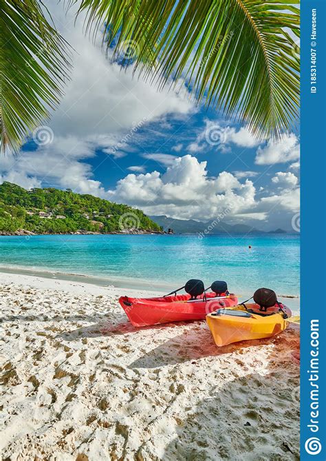 Playa Con Kayaks Y Palmeras En Seychelles Imagen De Archivo Imagen De