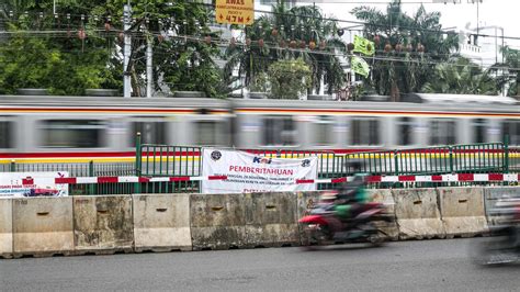 Kurangi Kecelakaan PT KAI Tutup Perlintasan Liar Antara Stasiun Kramat