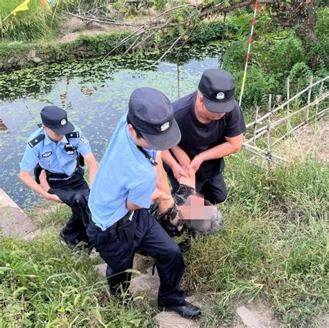 老人失足落水，民警火速救援！老太太群众警方