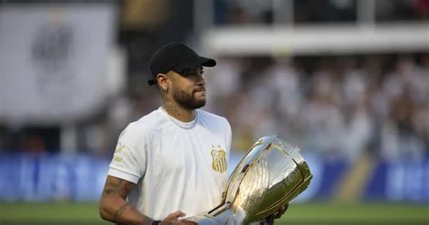 Torcida do Santos recebe pior notícia sobre retorno de Neymar