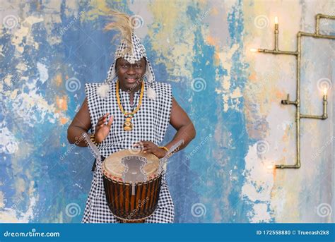 Artiste Africain Dans Des Costumes Traditionnels Qui Joue Du Tambour De