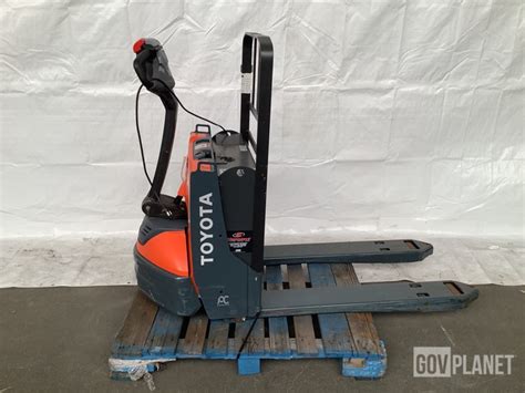 Toyota Hbw Forklifts Pallet Jack Specs And Dimensions Veritread