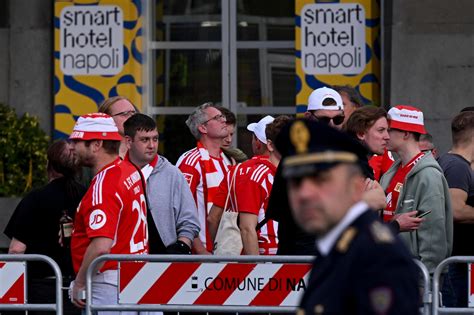 Napoli Union Berlino Scontri Tra Tifosi Vicino Allo Stadio Maradona I