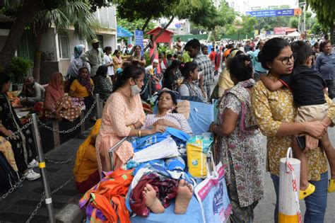 Delhi Aiims Fire दिल्ली एम्स में आग के बीच मची अफरा तफरी इमरजेंसी वार्ड से सुरक्षित निकाले गए