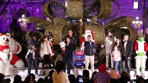 Con el encendido del Árbol en Puebla capital se inicia la temporada