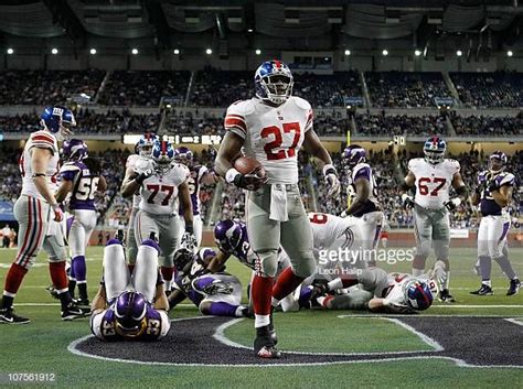 Brandon Jacobs of the New York Giants scores a second quarter ...