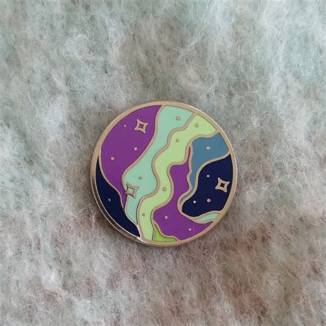 Pin’s aurore boréale, collection Lofoten – lafillerenne