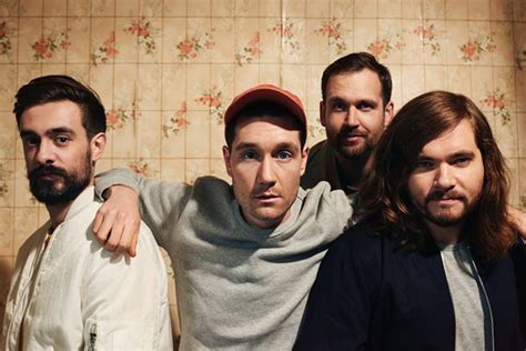 Bastille mostra a inédita "Quarter Past Midnight" para promover o terceiro álbum de estúdio