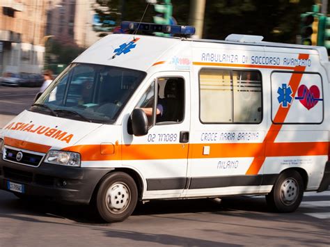 Treviglio Dimessa Dal Pronto Soccorso Ruba Un Ambulanza Per Tornare A