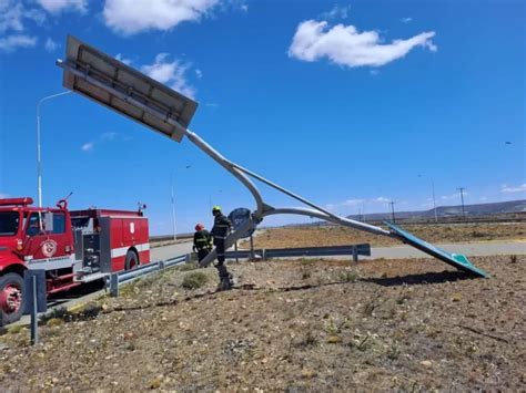 Caída de carteles postes y voladura de techos al menos 17