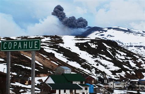 Este martes comienza evacuación por posible erupción del volcán Copahue