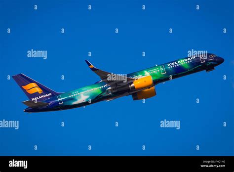 Icelandair Hekla Aurora Northern lights Special Colour Scheme Boeing 757 Stock Photo - Alamy