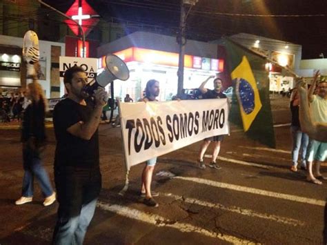 G1 Manifestantes fazem buzinaço contra Lula e Dilma no Parque do Povo