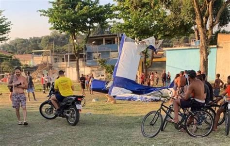 VÍDEO Avião de pequeno porte cai em campo de futebol no RJ