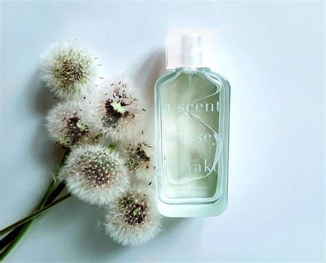 A Scent by Issey Miyake Issey Miyake Parfum - ein es Parfum für Frauen 2009