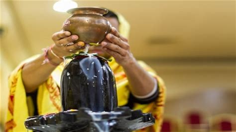 Shivling Abhishek सोमवार को शिवलिंग का करें जलाभिषेक जानिए सही तरीका