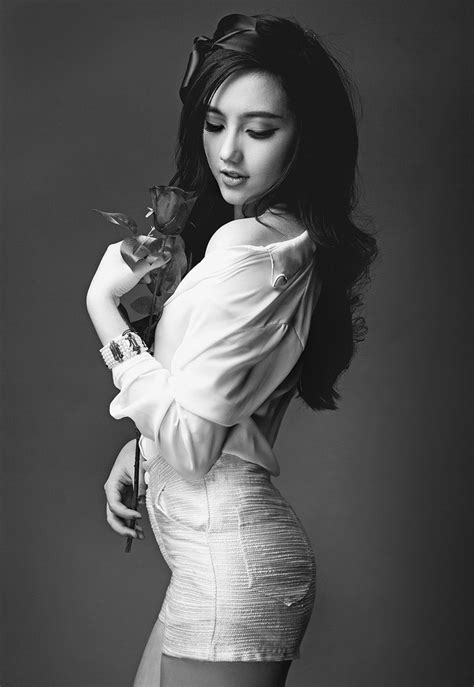 Hot girl Mie Nguyễn hững hờ cởi cúc áo ngực