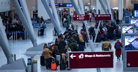 Flughafen Düsseldorf zu Weihnachten lange Schlangen wenig Chaos