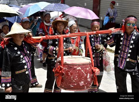 Los Chinos De Etnia Miao Ataviados Con Sus Trajes Tradicionales Y