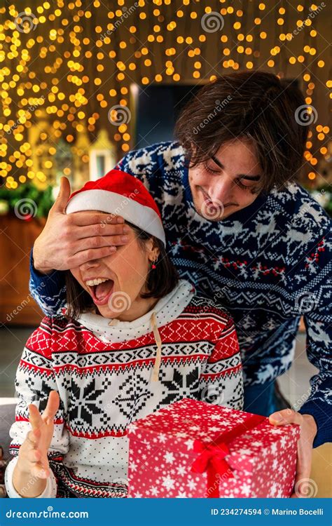 Een Jonge Vrouw Ontvangt Verrassend Een Kerstcadeaudoos Van Haar