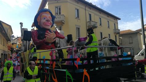 Carnevale Di Cant La Prima Sfilata Dei Carri Foto Prima Como