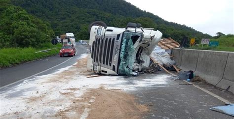 Caminhão tomba na BR 277 em Morretes Mobilidade Curitiba