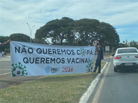 Manifestantes Fazem Carreata Em Bras Lia Contra A Copa Am Rica No Brasil