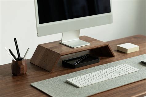 Creating a minimalist workspace with a classic desk | Oakywood.shop