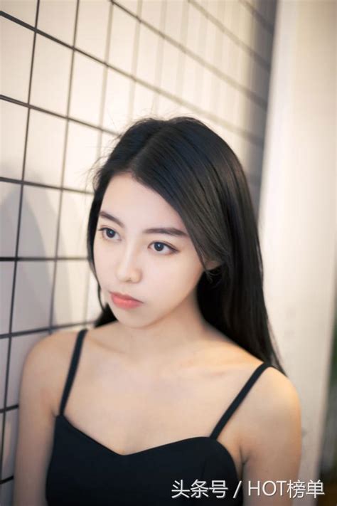 黑色吊帶裙美女性感誘人私房寫真圖片 每日頭條