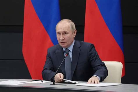 Vladimir Putin Firma Ley Contra Comunidad Lgbt Proh Be Cirug As De